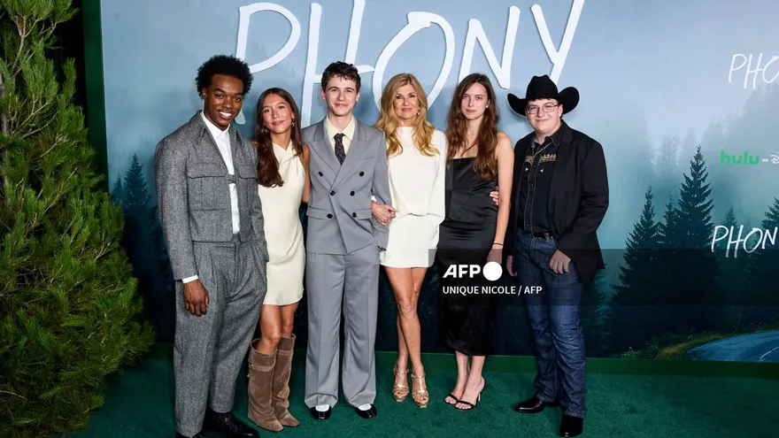 El actor estadounidense Maliq Johnson, la actriz estadounidense Mahaela Park, el actor británico-estadounidense Sam Nivola, la actriz estadounidense Connie Britton, la actriz Grace Brennan y el actor estadounidense Colter Lee asisten al estreno de la serie de televisión de Hulu «Phony» en el Pacific Design Center de West Hollywood, California, el 13 de octubre de 2026.