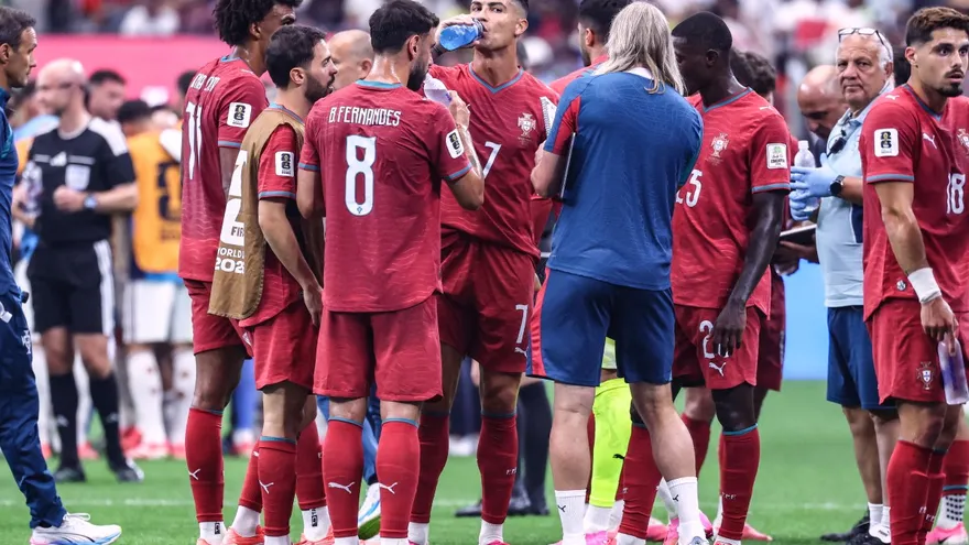 Jugadores de Portugal durante una pausa de hidratación