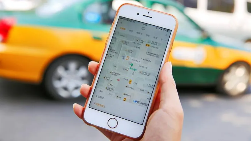 La multinacional de redes de transporte compartido Uber fusionará su negocio en China con su rival local Didi Chuxing, confirmó la compañía china a través de la prensa oficial del país asiático.