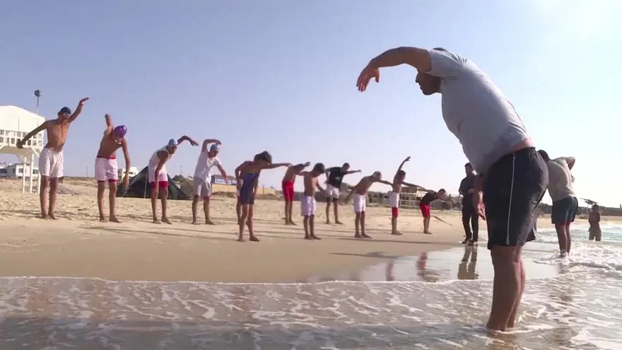 Nadadores gazatíes se entrenan en aguas turbulentas
