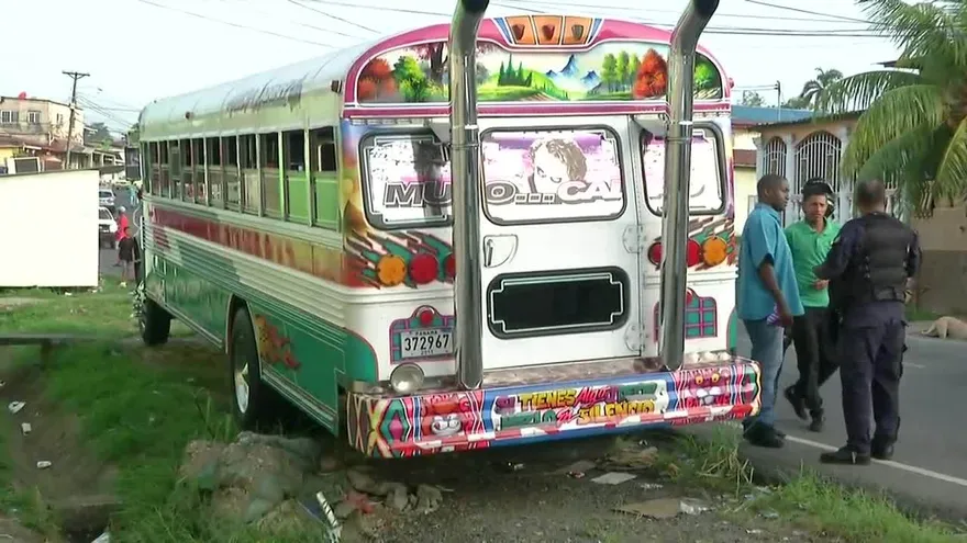 Atacan a pasajeros de bus en Colón