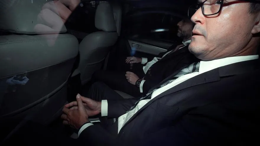 El exdirector en Perú de la constructora brasileña Odebrecht, Jorge Barata (dcha) a su llegada el 28 de febrero de 2018, a la sede del Ministerio Público en Sao Paulo (Brasil).