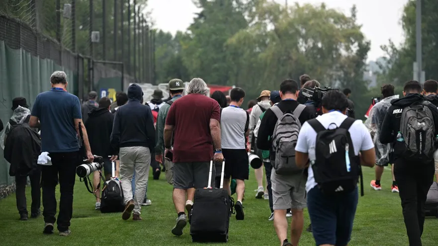 España vs Argentina final Mundial 2026 momento en que prensa abandona entrenamiento de la roja por tormentas eléctricas