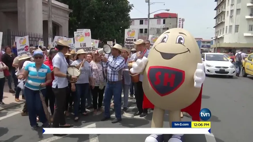 Avicultores protestan con tamborito contra las importaciones