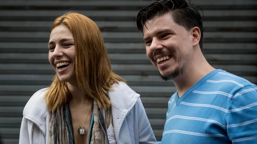 Andrea González y Jhosman Paredes sonríen tras su llegada a las inmediaciones del Palacio de Justicia hoy, martes 26 de diciembre del 2017, en Caracas (Venezuela)