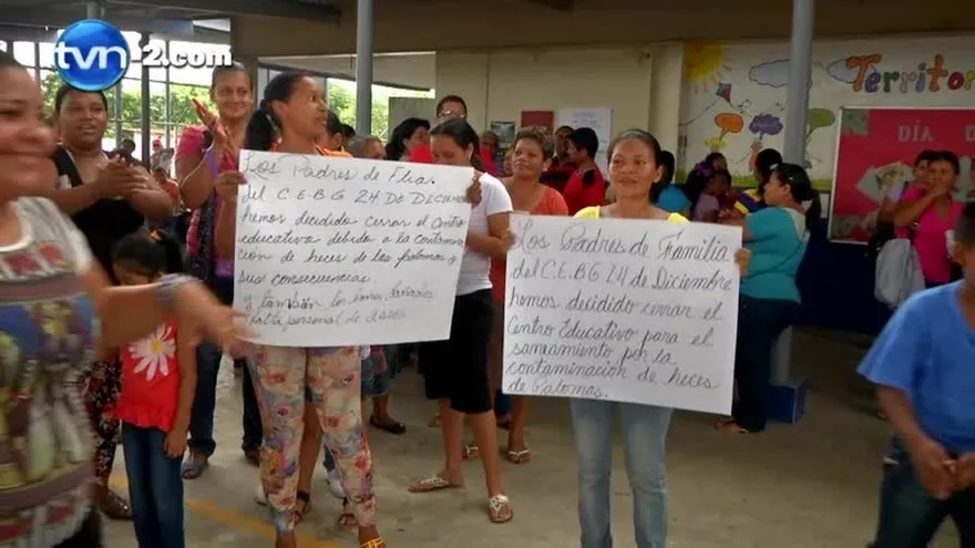 Padres de familia paralizan clases en Centro Básico de la 24 de Diciembre