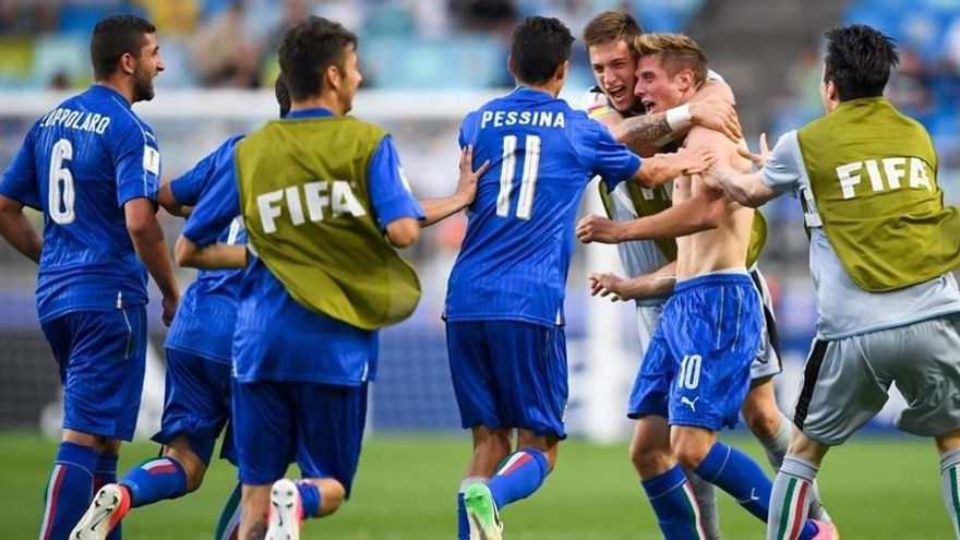 Los jugadores italianos festejan el triunfo en los tiempos extras ante Zambia.