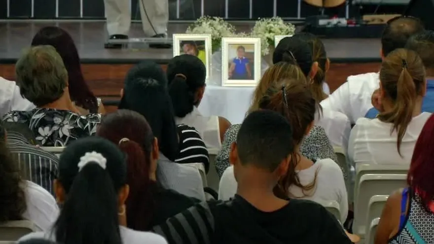 Con nostalgia dan cristiana sepultura a familia calcinada