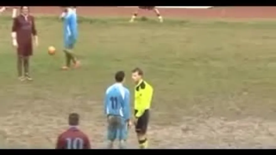 Patearon a un árbitro, la última acción antideportiva