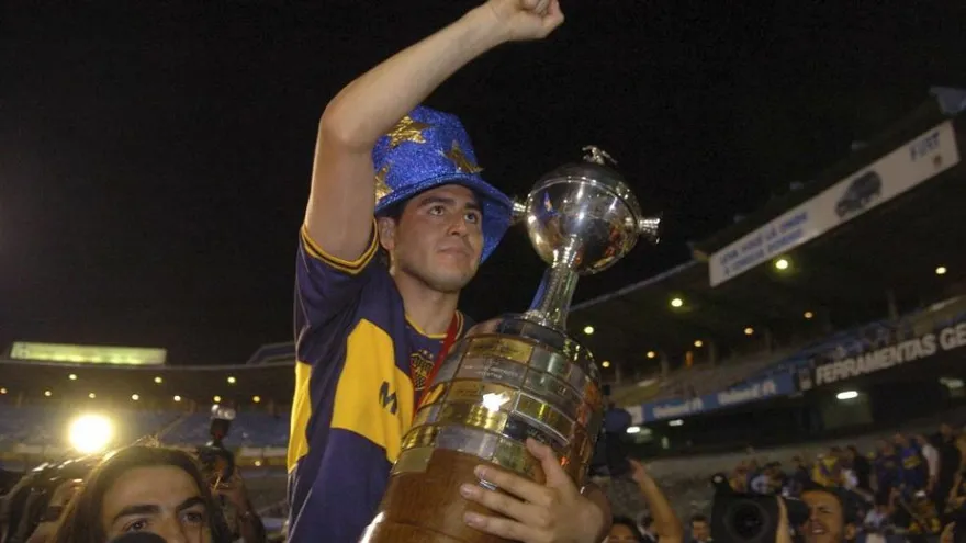 Juan Román Riquelme con la Copa Libertadores.