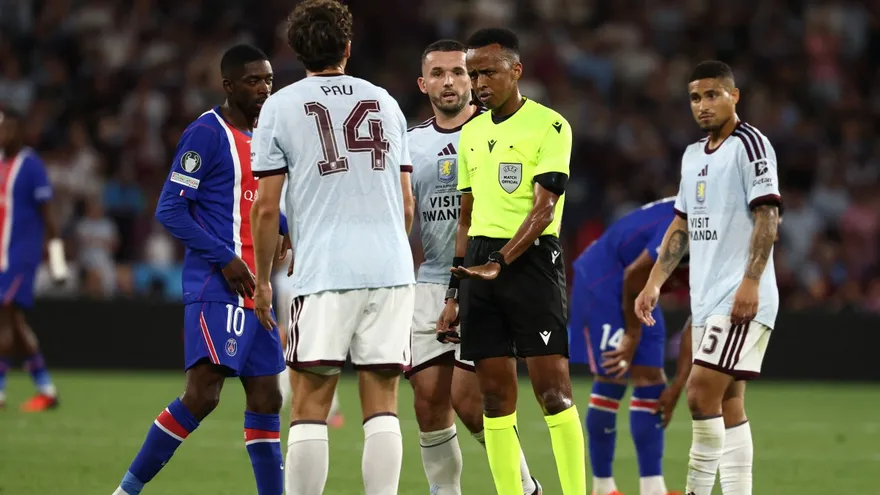 Omar Artan (c) fue el árbitro central de la Supercopa de Europa 2026 entre PSG y Aston Villa