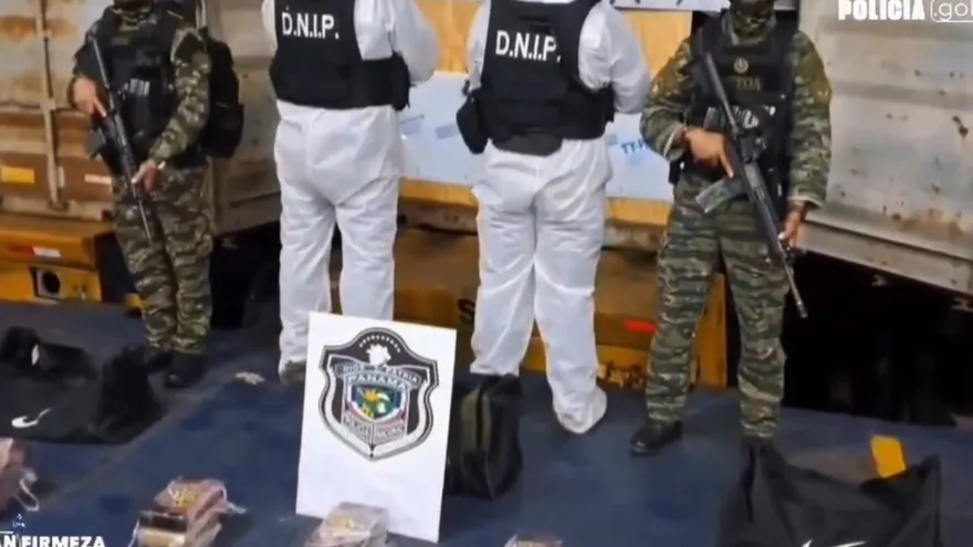 Incautan 65 paquetes de presuntas sustancias ilícitas en un puerto del Pacífico.