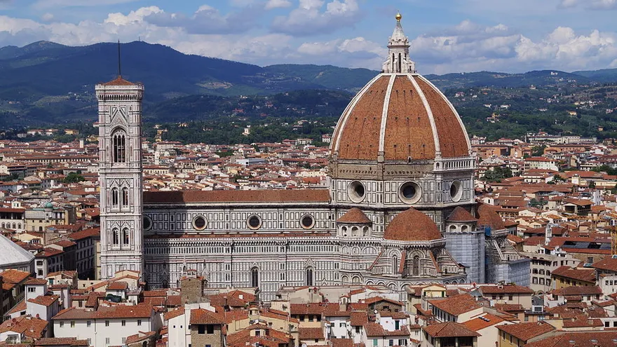 En la catedral de Florencia, un collarín para mantener la distancia entre visitantes