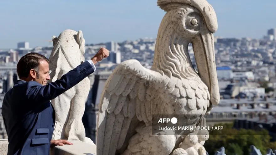El presidente francés Emmanuel Macron subió a las torres de Notre Dame desde donde se observa una vista panorámica de París