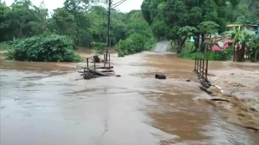 Situación en Bajo Las Palmas en Arraiján. Quebrada se sale de su cauce