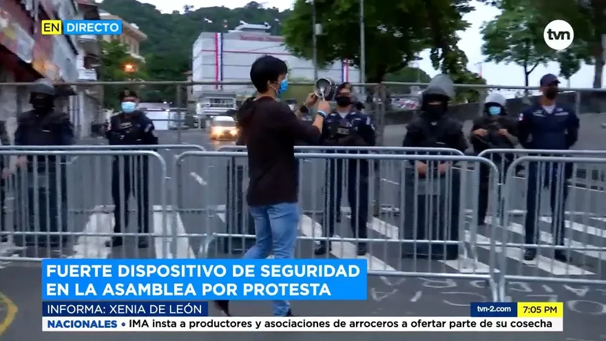 Más de 200 policías son asignadas para cuidar protesta de un solo manifestante