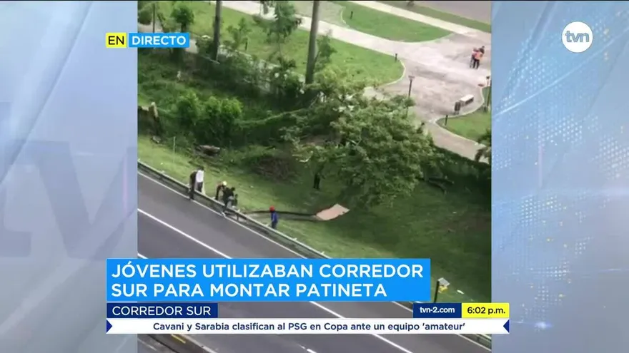 Jóvenes arriesgan su vida usando patinetas en pleno Corredor Sur