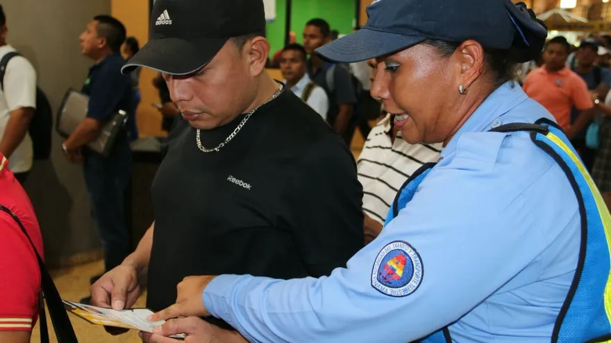 Autoridad del Tránsito realizó volanteo en la Terminal de Transporte, como parte de una campaña para concientizar a peatones.