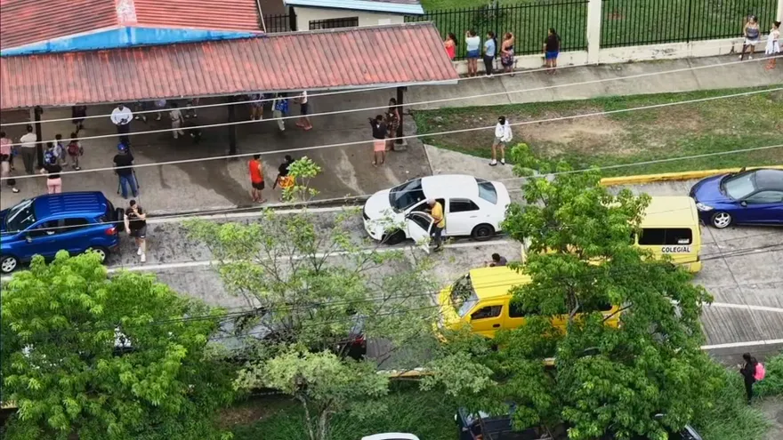 Padres en Panamá Este acompañan a sus hijos a clases tras fu