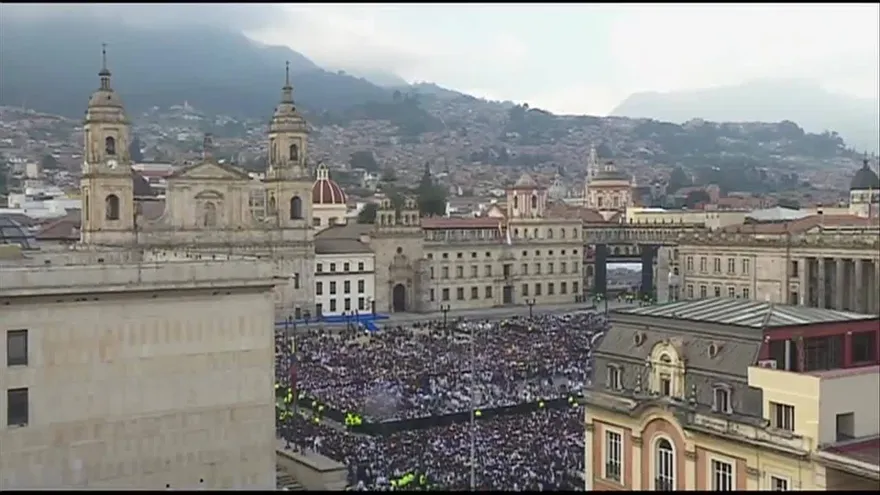 Plaza Bolívar abarrotada de jóvenes