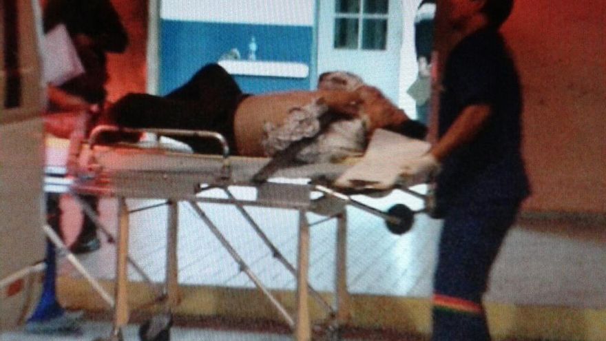 Hombre cae del quinto piso de un edificio