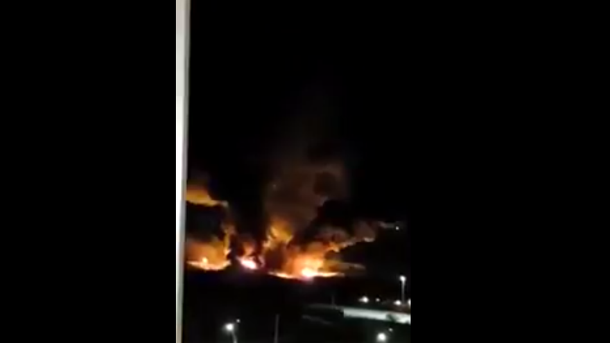 Varias explosiones golpean el aeropuerto militar de Damasco, Siria.