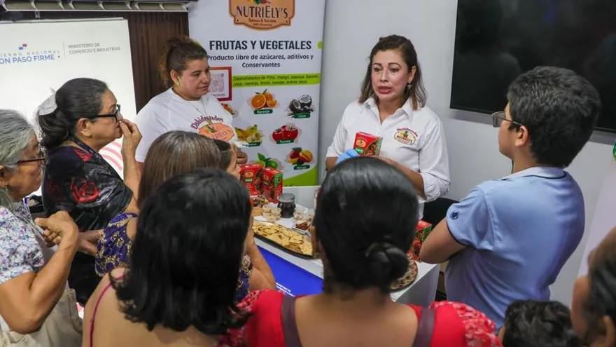 Asistentes a la feria participan de la degustación de varios productos