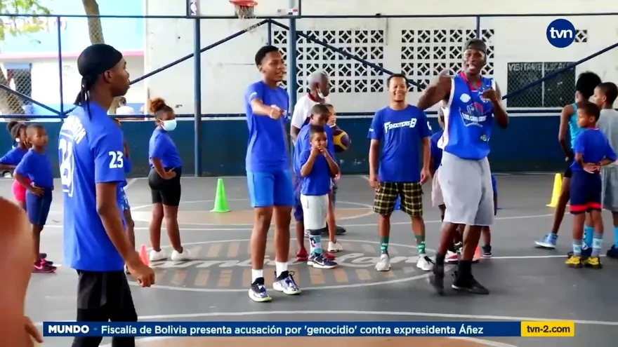 Rene Renegado motiva a los chicos y chicas de Colón con el baloncesto