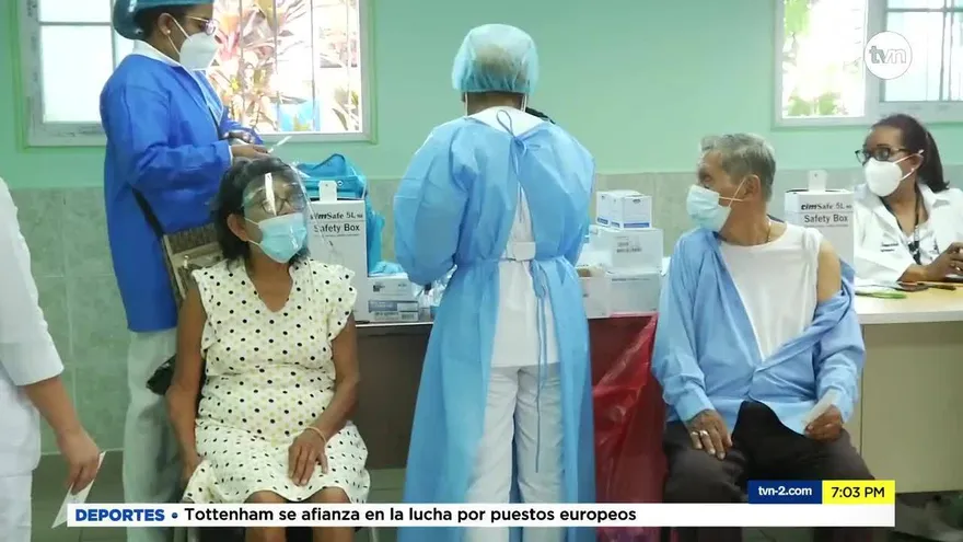 Adultos mayores se vacunan contra la COVID-19 en San Miguelito