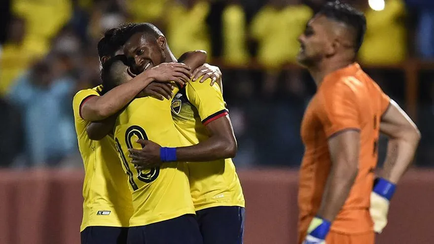 Ecuador golea 3-0 a Bolivia en debut del venezolano Farías en la Verde