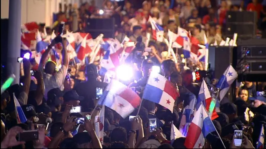 Panameños orgullosos de su patria celebran al son de las dianas