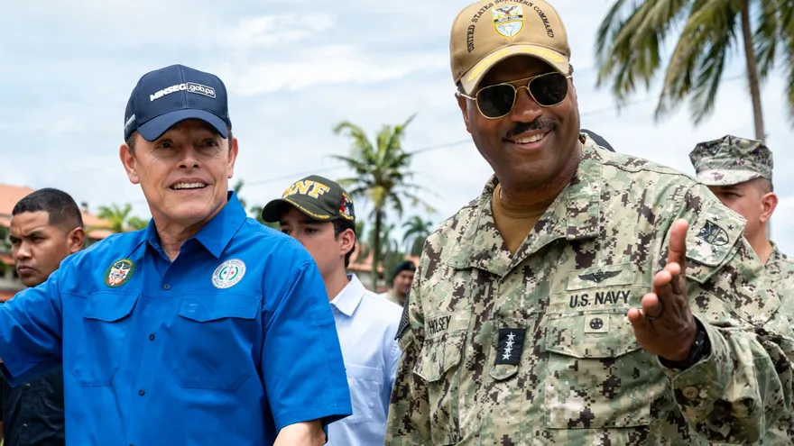 El almirante Alvin Holsey, comandante del Comando Sur de Estados Unidos, junto al ministro de Seguridad, Frank Ábrego.
