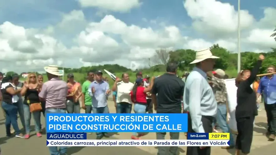 Con un cierre, residentes de comunidad en Coclé exigen mejoras en la carretera
