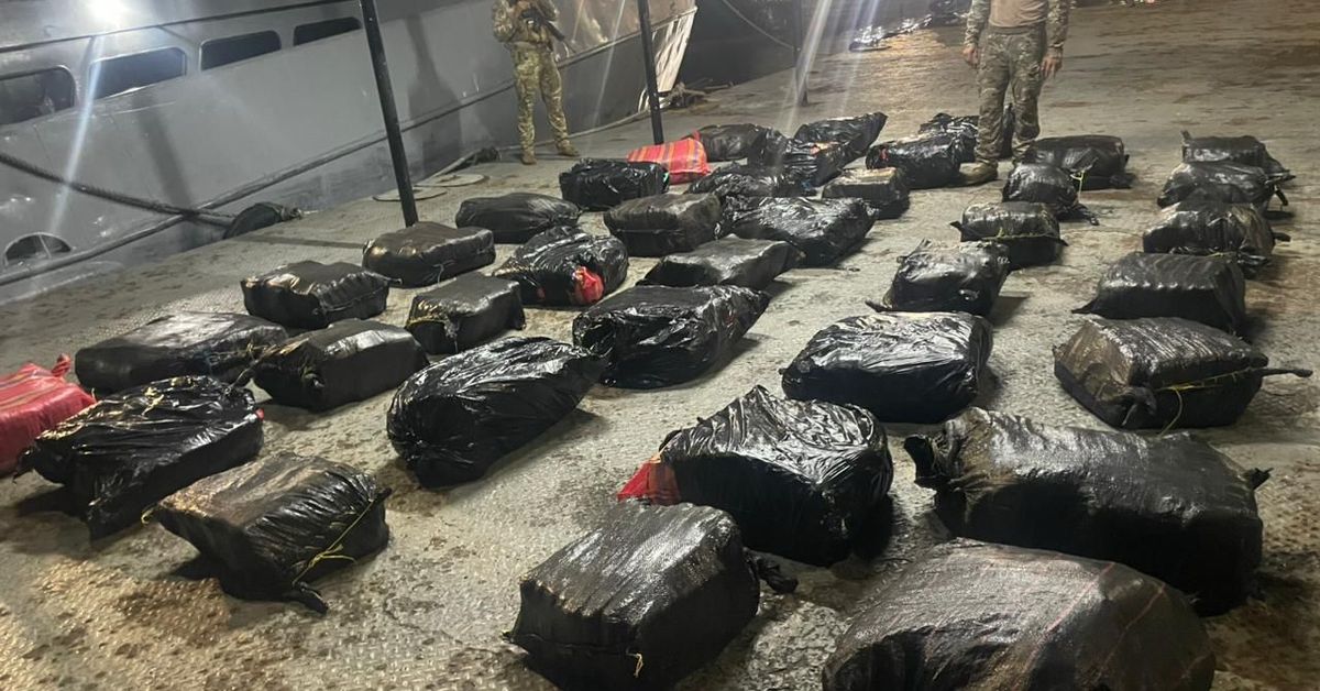 Decomisan 992 paquetes de presunta droga y aprehenden a dos personas en operativo Aeronaval en Las Perlas