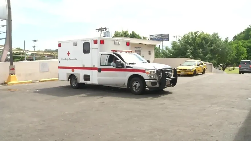 Metrobus pasa por encima del pie de un niño