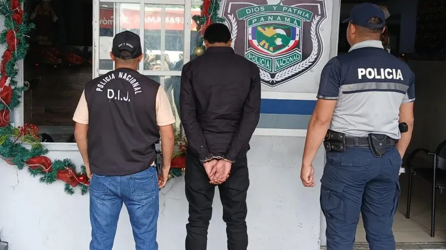 Se trata de Kewell Antonio Flores Alvarado, quien presuntamente forma parte de la estructura criminal conocida como “Sangre Negra” o “Sicilianos”, organización que opera en el distrito de San Miguelito.