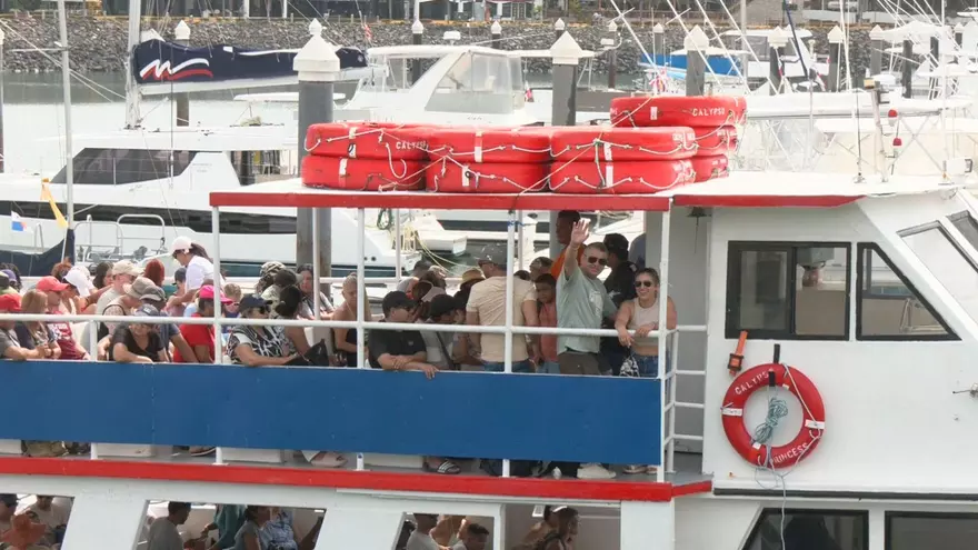 Turistas a bordo de un catamarán en Amador