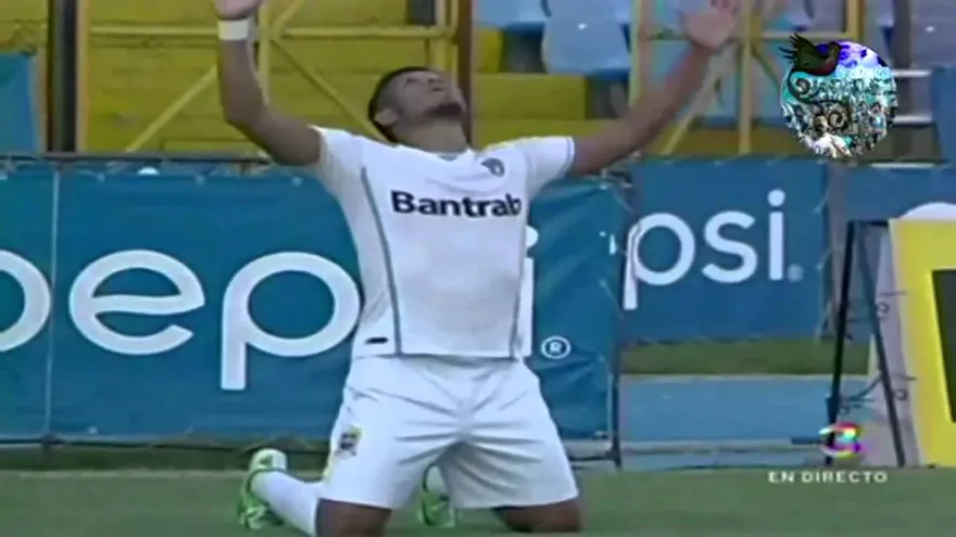 Mire como el panameño Rolando Blackburn pone a saltar a todo un estadio en Guatemala