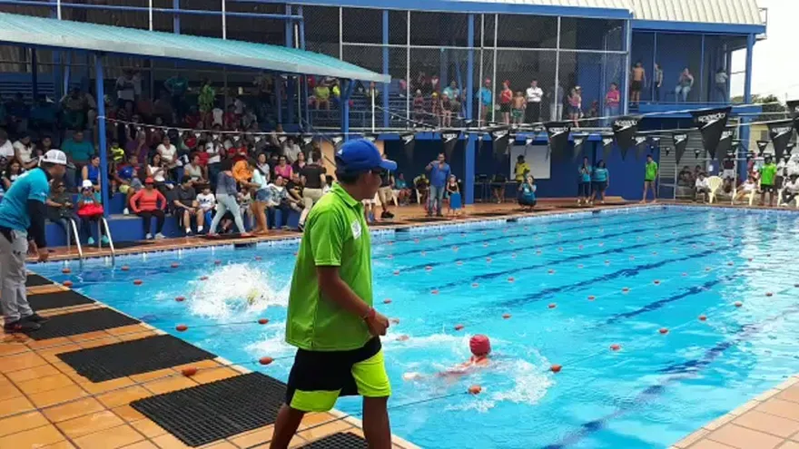Competencias de natación infantil para celebrar el Día del Niño