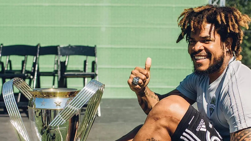 Román Torres recibió su anillo de campeón con el Seattle Sounders