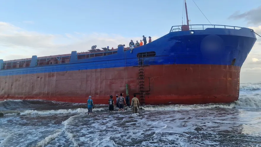 Embarcación encalla en playa de Colón