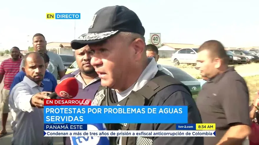 Autoridades dialogan con residentes en Tocumen que protestan por desborde de aguas servidas