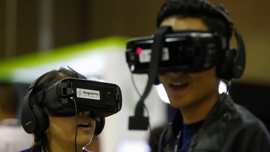 Asistentes interactúan con dispositivos de realidad virtual durante la inauguración del SingularityU México Summit que se celebra en Puerto Vallarta, México.