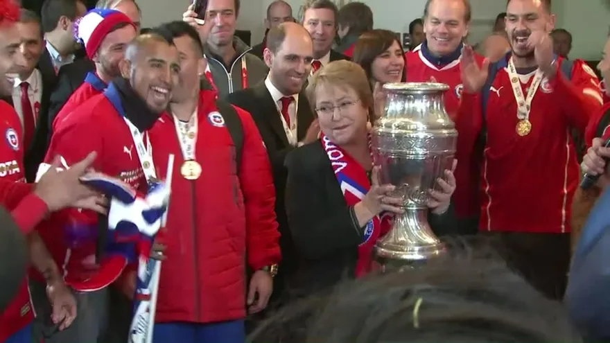 La selección chilena llevó la Copa América a la presidenta Bachelet