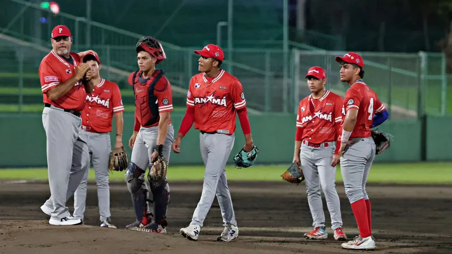 Jugadores de la Selección de Béisbol U18 de Panamá con el manager Carlos Maldonado