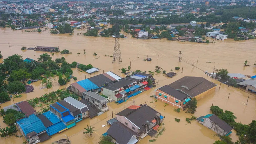 Fuertes lluvias en inundaciones en el sur de Asia, afectando Tailandia e Indonesia.