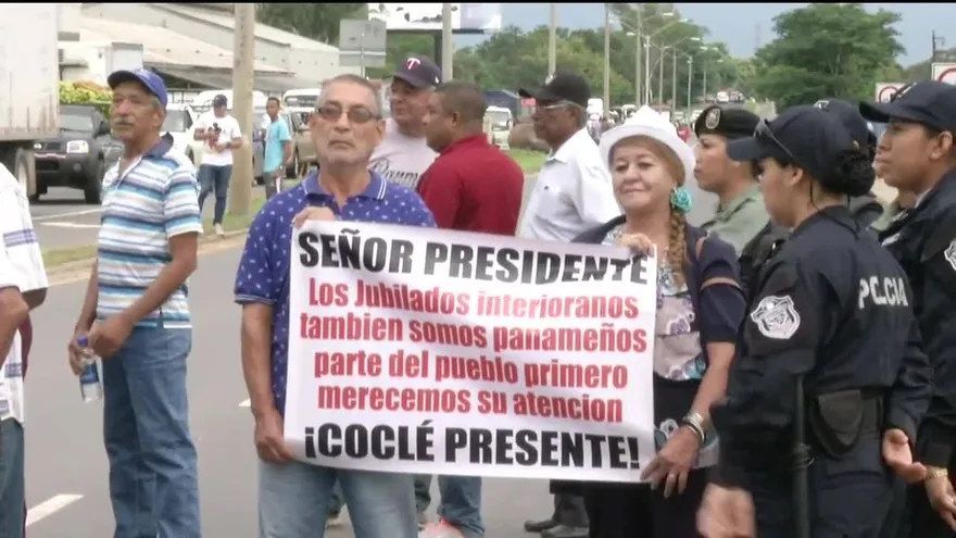 Jubilados cierran paso por la Interamericana en Coclé