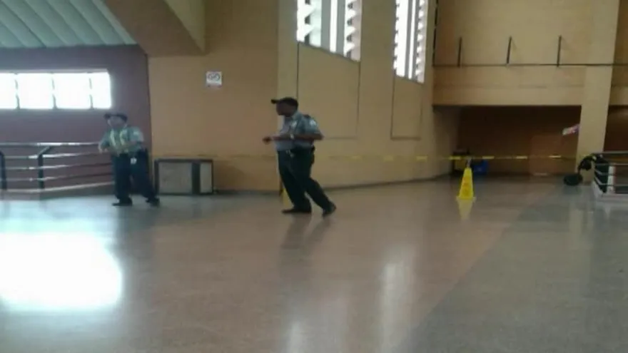 Encuentran bebé sin vida en basurero de baño en la terminal de Albrook