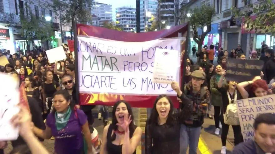 Ecuatorianos marchan contra el feminicidio y xenofobia
