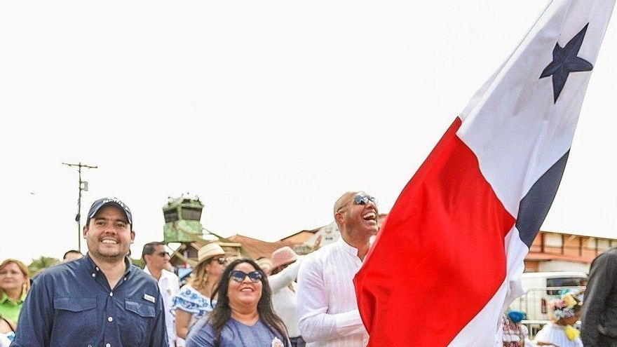Mariano Rivera fue el abanderado del desfile en Puerto Caimito